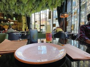  El interior, luminoso y acogedor. at Wild Food in Granada