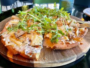  Rica pizza tartufata sin gluten. at Wild Food in Granada