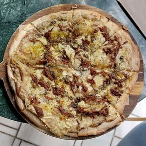 Pizza "Pulled Beef" with Mushroom Cream, Mozzarella, caramelised onions and truffle oil € 15,90 at Wild Food in Granada