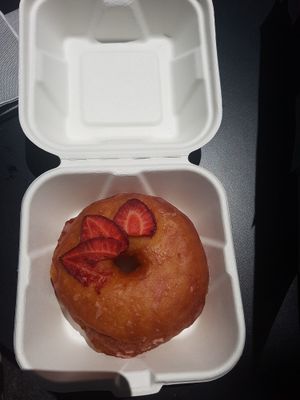 Erdbeer-Donut to go, der war fantastisch at Wild Food in Granada