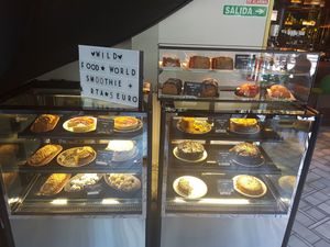 eine riesige Auswahl an veganen Köstlichkeiten at Wild Food in Granada