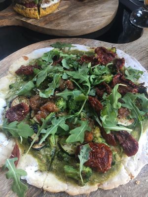 Green pizza gluten free at Wild Food in Granada