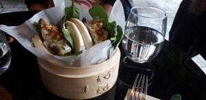 Pan Bao con berenjena, rucula, pepino y salsa de yogurt. ¡Riquísimo! at Wild Food in Granada