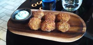 Croquetas con verduras de temporada y alioli con espirulina. ¡Muy muy buenas! at Wild Food in Granada