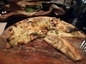 Pizza trufatta at Wild Food in Granada