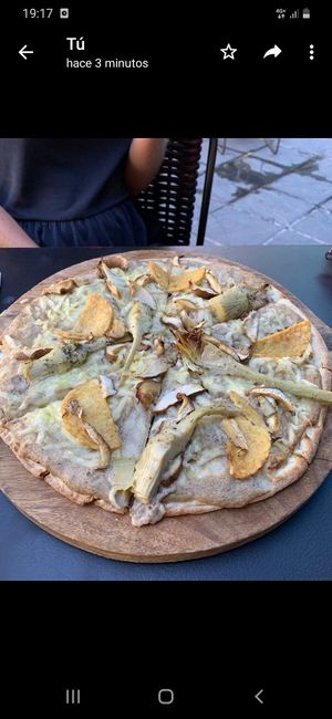 Pizza Alcachofa, setas, tempeh at Wild Food in Granada