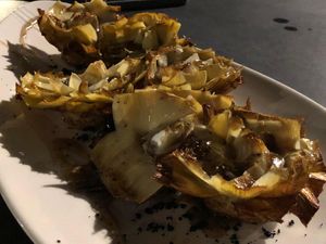 Alcachofas. (La foto no está al nivel del plato, BUENISIMO, plato recomendable!!) at Wild Food in Granada