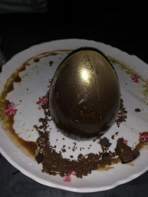Se rompe el “huevo” y le echan crema de chocolate blanco por encima. Tiene en su interior bizcocho y helado. Se agradece un postre currado.  at Wild Food in Granada