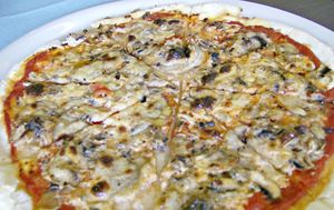 Pizza s hubami a smotanou at Via Grande in Martin
