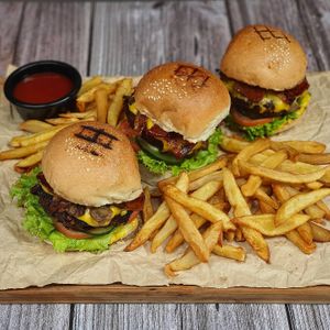 BACON MUSHROOM CHEESEBURGER. What's your excuse not to go meat-free?🤷‍♂️🤷‍♀️ #youwontbelieveitsnotmeat #wearefilipinoplantbased #filipinoveganmovement at The Good Choices Ph in Metro Manila