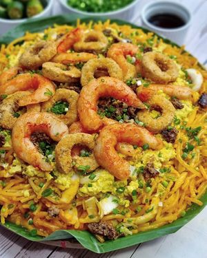 Pansit Malabon complete with all the trimmings – tinapa, egg, squid, and shrimp – made 100% plant-based. Happy Easter everyone!❤

#youwontbelieveitsnotmeat
#wearefilipinoplan at The Good Choices Ph in Metro Manila