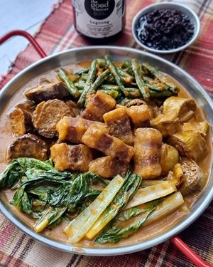  Lechon kawali kare-kare paired with bagoong is one of our all-time favorites.👌 What other dishes do you want us to turn plant-based? Leave a comment below!
 at The Good Choices Ph in Metro Manila