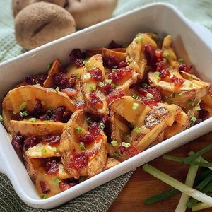 We've got three words to make you hungry: Bacon + Cheese + Fries.😋

🧀 Vegan Cheese Sauce recipe from Simple Vegan Blog
🥓 Vegan Bacon by The Good Choices at The Good Choices Ph in Metro Manila