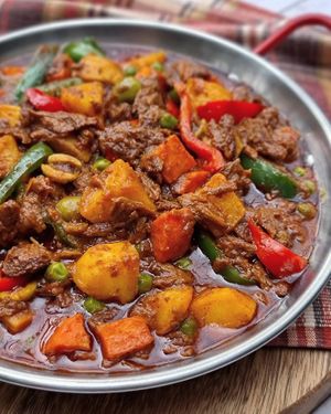 Bring out the extra rice, we're having Caldereta Corned Beef for dinner!😋

#youwontbelieveitsnotmeat #wearefilipinoplantbased #filipinoveganmovement at The Good Choices Ph in Metro Manila