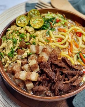 Rainy nights call for a big bowl of Lomi! Make it extra by topping it with crispy pork belly, tapa strips, chicharon, and lots of fried garlic!💯 Let's eat!👌 at The Good Choices Ph in Metro Manila
