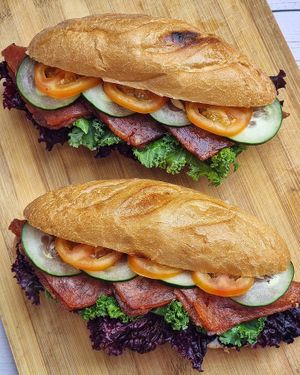 Saturday grub: TGC Sliced Ham + lettuce + arugula + cucumber + tomato + mayo + baguette. 💯

What's your favorite sub combination?
#youwontbelieveitsnotmeat #wearefilipinoplantba at The Good Choices Ph in Metro Manila
