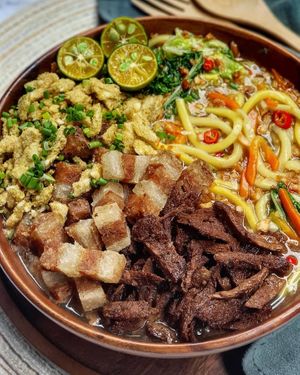"Rainy days call for a warm bowl of Lomi! Make it extra by topping it with crispy pork belly, tapa strips, chicharon, and lots of fried garlic!👌

#youwontbelieveitsnotmeat  at The Good Choices Ph in Metro Manila