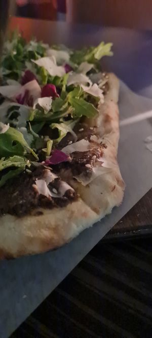 Vegan naan pizza at W Der Imbiss - Nollendorfplatz in Berlin