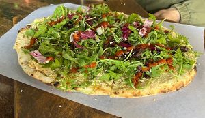 Naan Pizza mit Artischockenpaste  at W Der Imbiss - Nollendorfplatz in Berlin