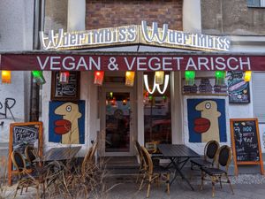 view from the street at W Der Imbiss - Nollendorfplatz in Berlin