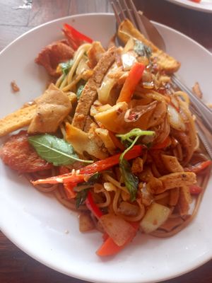 Spaghetti mit Tofu vegan at NumNgern in Khao Sok