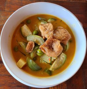 Kaeng Panang Panang Phak (savory curry with tofu, coconut milk, eggplant and vegetables) at NumNgern in Khao Sok
