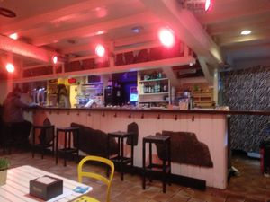 Bar acogedor at Eskina in Irun
