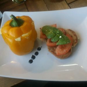 pimiento relleno con soja, maíz y queso vegano at Shamar Bar Restaurante in Fuengirola