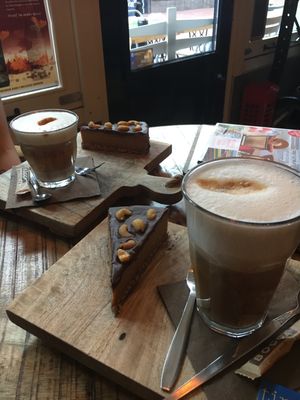 Snicker ‘cheesecake’ and oatmilk latte at Robuust Foodies & Goodies in Den Helder