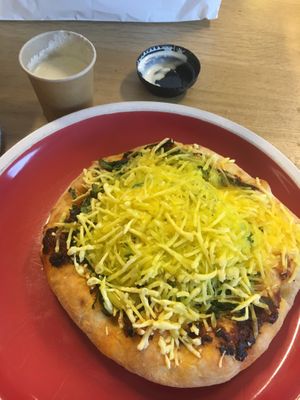 Vegan flatbread met vegan aioli  at Robuust Foodies & Goodies in Den Helder
