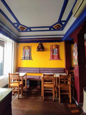 Interior del restaurante at Os Tibetanos in Lisbon