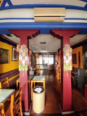 Interior del restaurante at Os Tibetanos in Lisbon