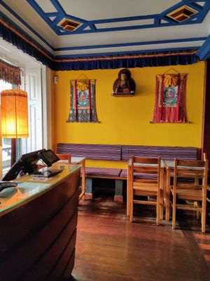 Interior del restaurante at Os Tibetanos in Lisbon