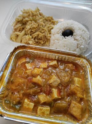 Tofu con curry, arroz basmati y verduras at Os Tibetanos in Lisbon