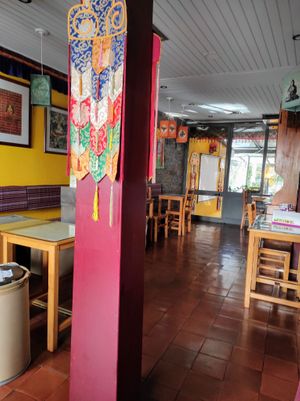 Interior del restaurante at Os Tibetanos in Lisbon