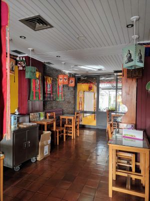 Interior del restaurante at Os Tibetanos in Lisbon