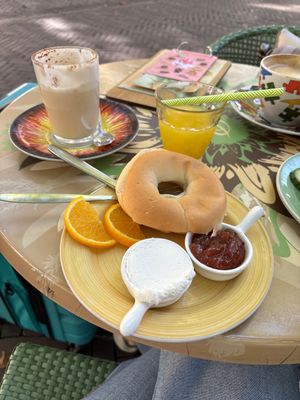 Breakfast bagel in gluten freee  at Bagels & Beans - Mariaplaats in Utrecht