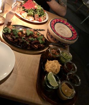 Unten: Fajita’s mit Jackfruit inkl. Dips und Soße. Oben: Salat mit gebratener Ananas und Jackfruit    at Blitz Restaurant in Munich