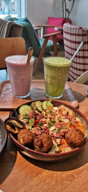 Bowl, green iron smoothie, milkshake at TICH Healthy Living in Brussels