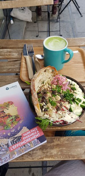 Green bowl et matcha latté ☀️ at TICH Healthy Living in Brussels