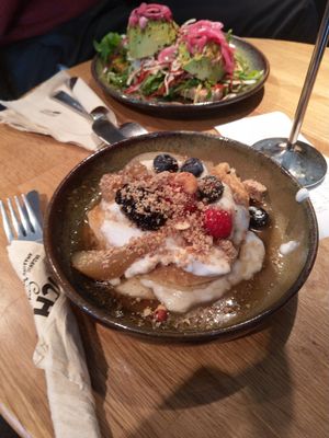 Vegan pancakes with fruit & yoghurt at TICH Healthy Living in Brussels