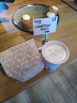 Cinnamon roll and tasty Ashwagandha late  at TICH Healthy Living in Brussels