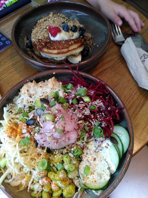Green bowl and fruity pancakes at TICH Healthy Living in Brussels