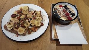 Banana toast and smoothie bowl at TICH Healthy Living in Brussels