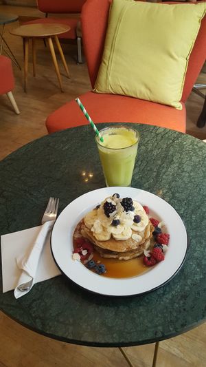 Vegan pancakes and fresh detox juice at TICH Healthy Living in Brussels