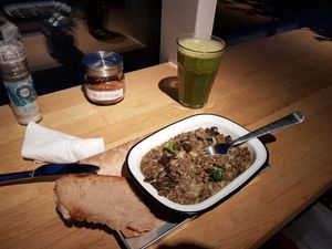 dish of the day : lentils, fennel, cashews cream
detox juice "green" at TICH Healthy Living in Brussels