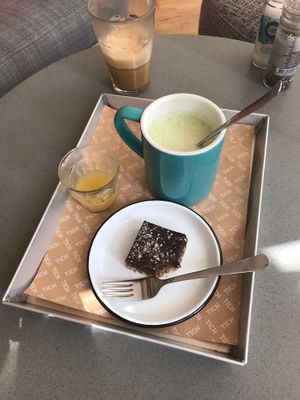 Raw raspberry cacao + matcha latte at TICH Healthy Living in Brussels