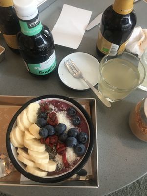 Açai bowl with kombucha at TICH Healthy Living in Brussels