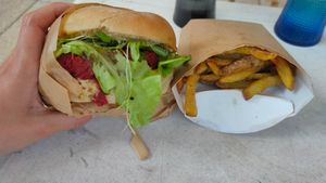 Burger + frites (vegan) at Grand Ours in Poitiers