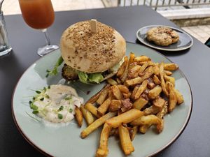 Burger with roasted seitan and extra falafel, fries and homemade vegan mayo at Grand Ours in Poitiers